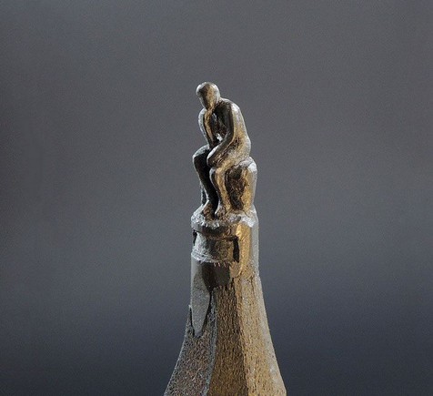 بوسني ينحت تماثيل مدهشة على رؤوس أقلام الرصاص